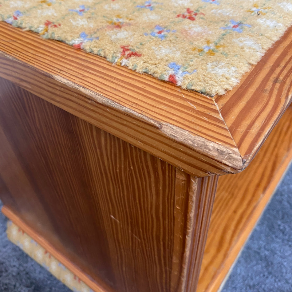 Vintage Kofferbank aus Kieferfurnier mit Teppichauflage – Gepäckablage – gebraucht
