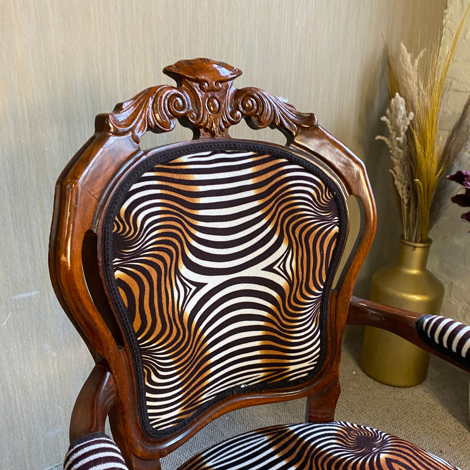 Barock Armlehnstuhl aus Holz – geschnitzter Vintage Stuhl mit Zebra-Polster Stuhl gebraucht