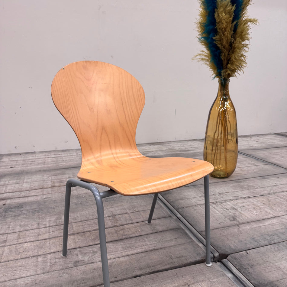 Vintage Schulstuhl Dunkelbraun Holz Metall Kufen-Gestell Stuhl Gebraucht
