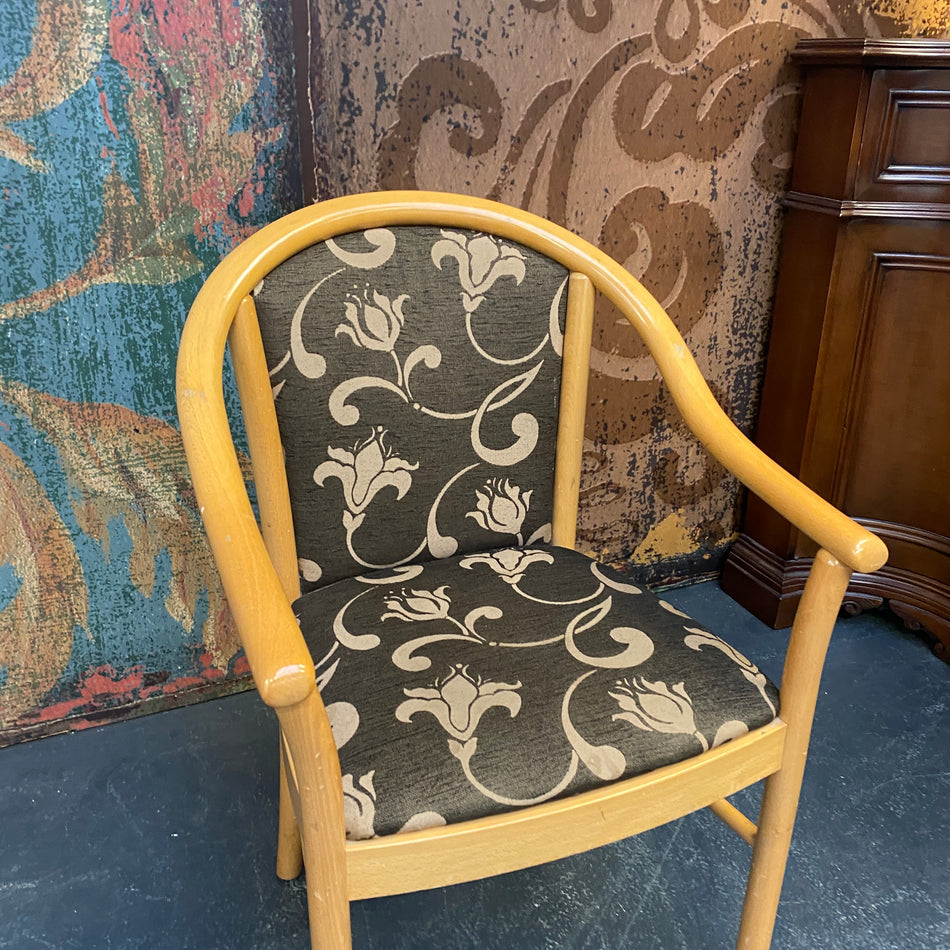 Armlehnstuhl aus Holz mit floralem Polster – eleganter Vintage Stuhl gebraucht