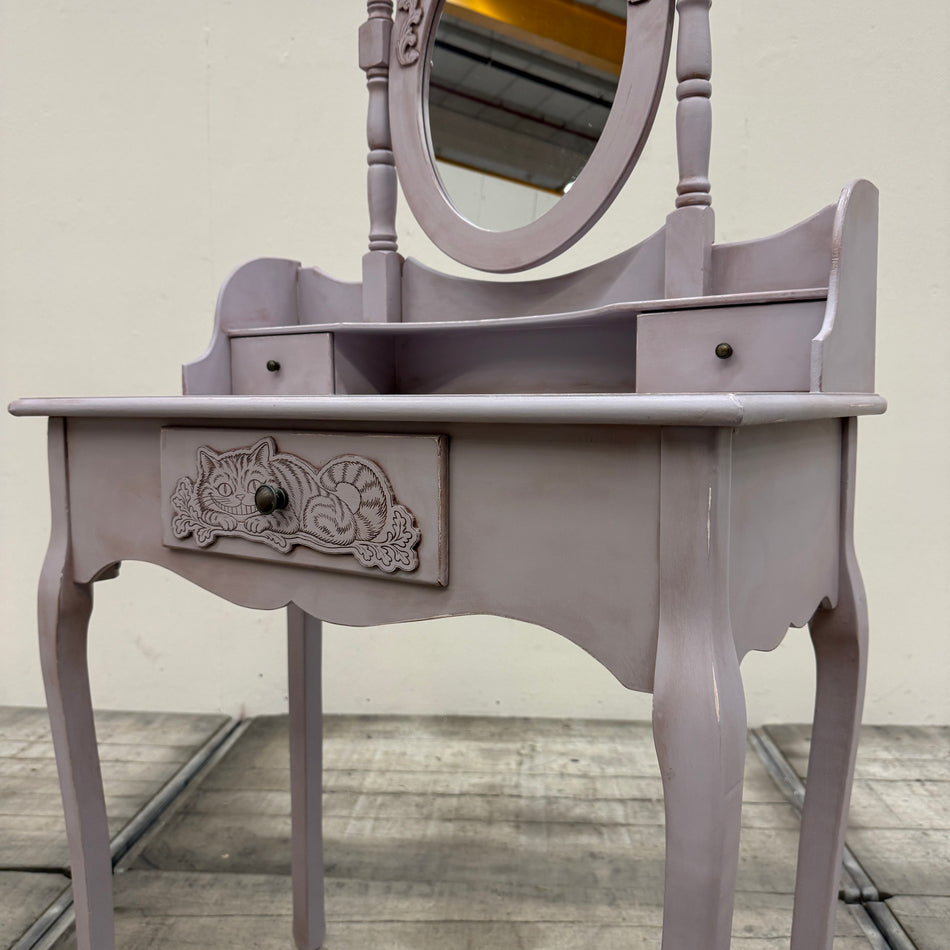 Thomas Klotz Upcycling Schminktisch „Alice im Wunderland“ Zartlila Lavendel Design Unikat