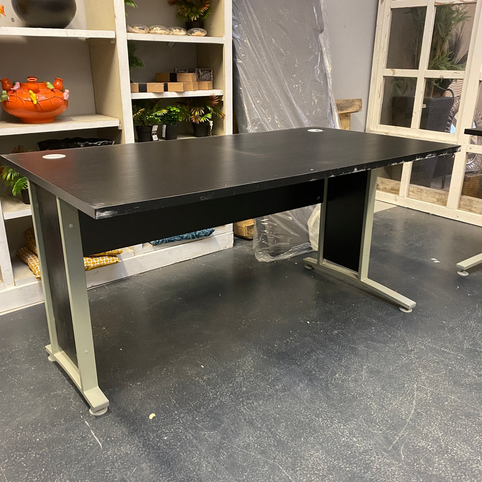 Stabiler schwarzer Bürotisch mit Kabeldurchlässen & Metallgestell – robust & funktional