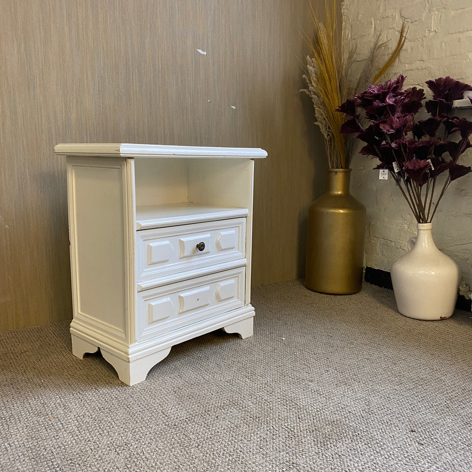Eleganter weißer Nachttisch im Landhausstil – 2 Schubladen – Holz – dekorative Fräsungen - Tisch gebraucht