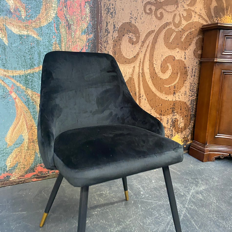 Schwarzer Samtstuhl mit Golddetails – moderner Polsterstuhl - Stuhlgebraucht