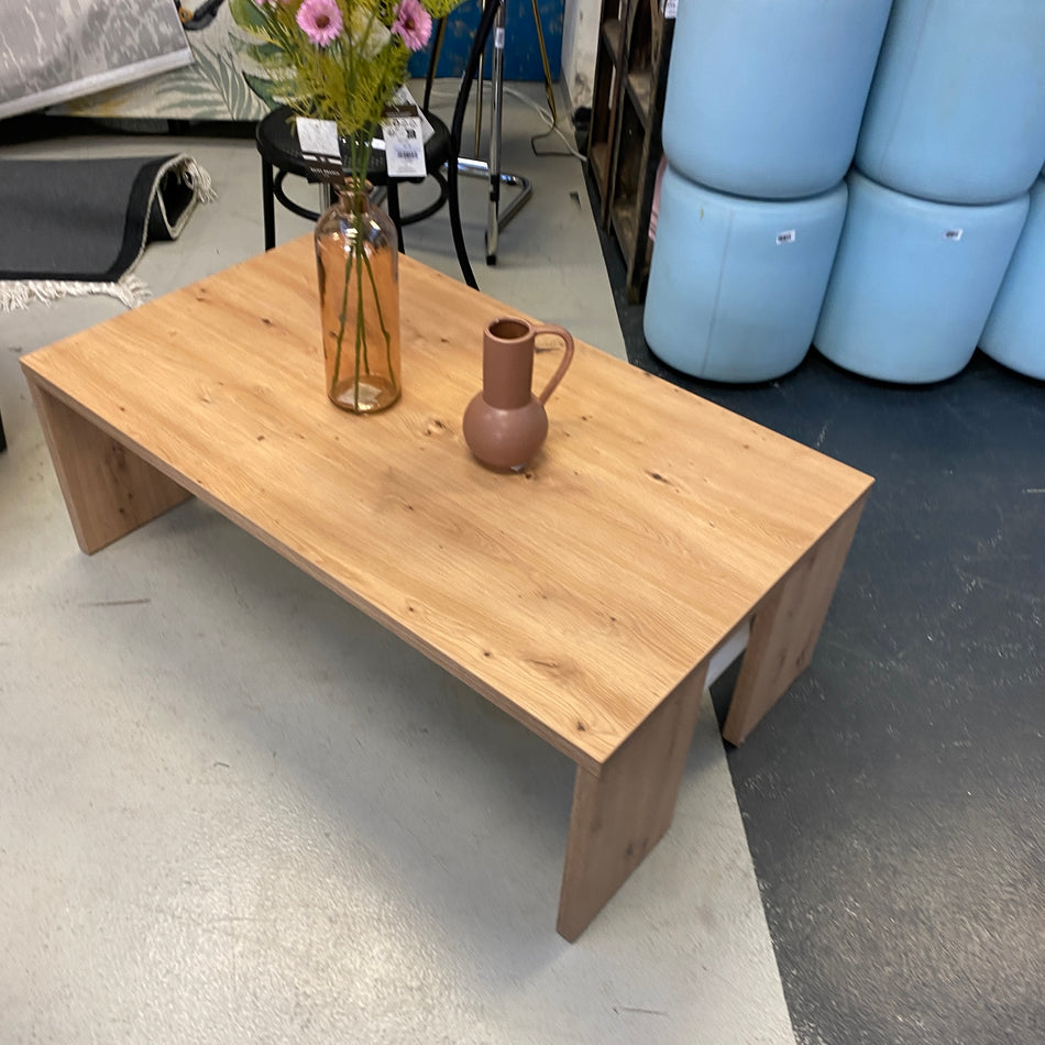 Moderner Couchtisch in Eiche Optik mit Ablagefach – rechteckiger Wohnzimmertisch