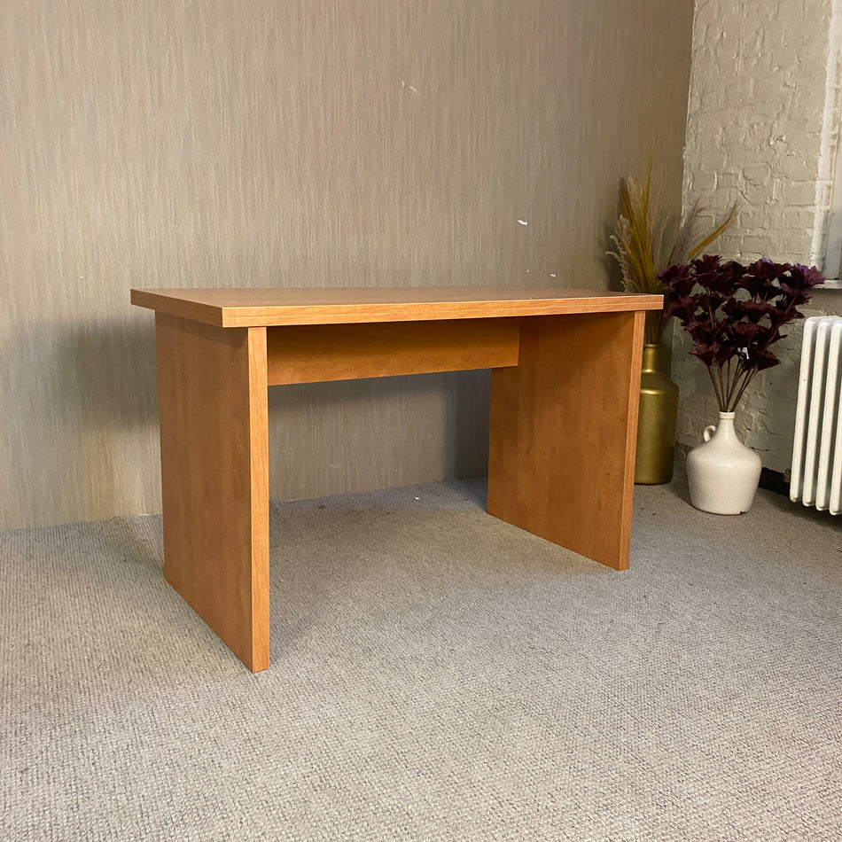 Holz Schreibtisch in Kirschoptik – kompakter Arbeitstisch Tisch gebraucht