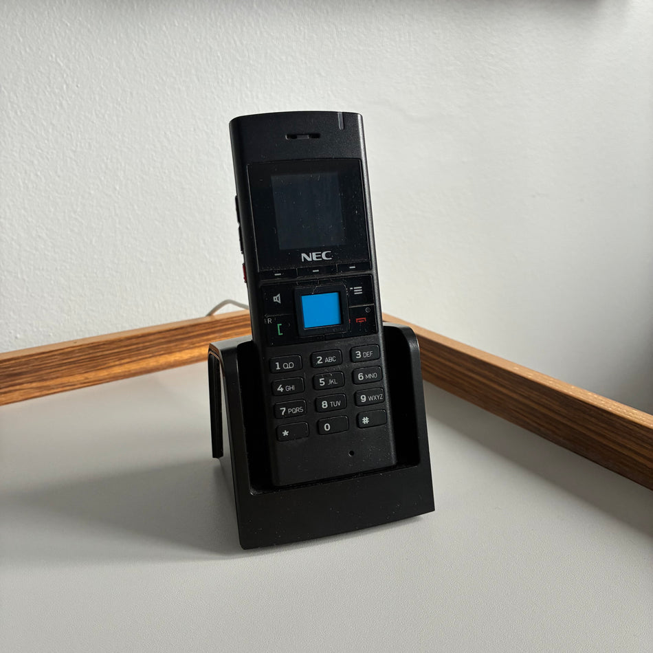 Telefon NEC G266 mit Ladestation und Netzteil aus Designhotel