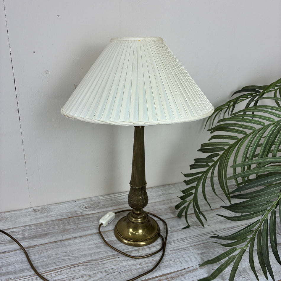Klassische Tischleuchte mit gefaltetem Schirm Lampe Messing-Patina 5-Sterne Schlosshotel