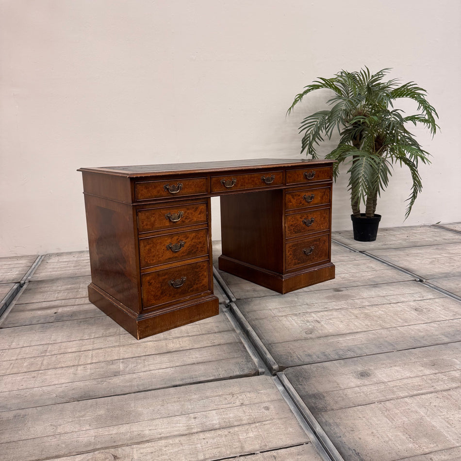 Chef Schreibtisch Wurzelholz Nussbaum Mahagoni mit Lederauflage Tisch 5-Sterne Schlosshotel 135cm