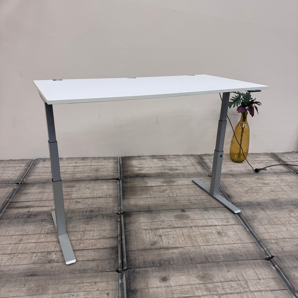 Elektrisch höhenverstellbarer Planmöbel Schreibtisch Weiß Büro Tisch gebraucht