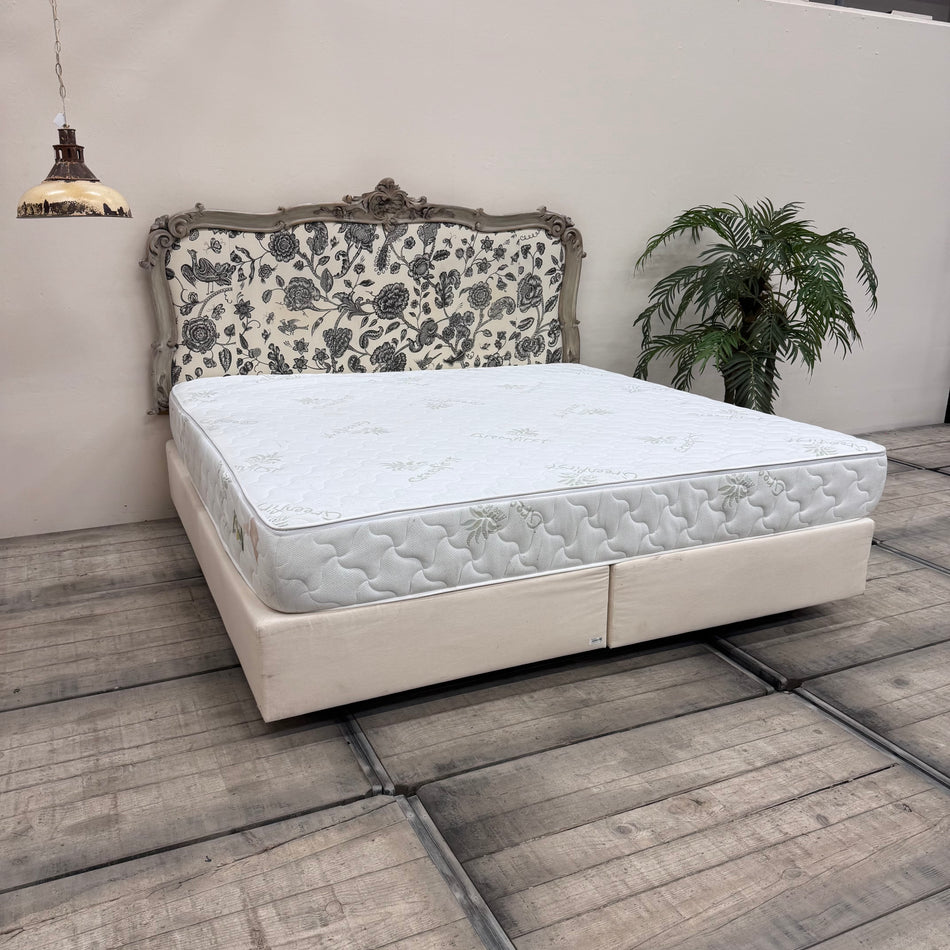 Luxuriöses Boxspringbett creme 200x200 mit Kopfteil 5-Sterne Schlosshotel