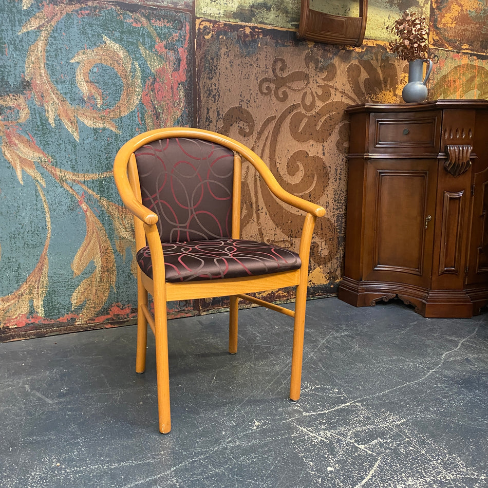 Holz-Armlehnstuhl mit gemustertem Polster – eleganter Esszimmer Stuhl gebraucht