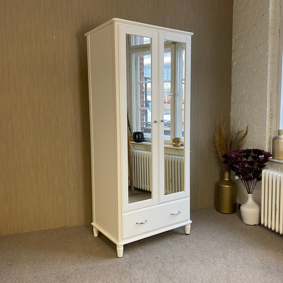 Weißer Kleiderschrank mit Spiegel­türen & Schublade – Garderobenschrank im Landhausstil – Kleiderstange – sehr viel Stauraum – Schrank gebraucht