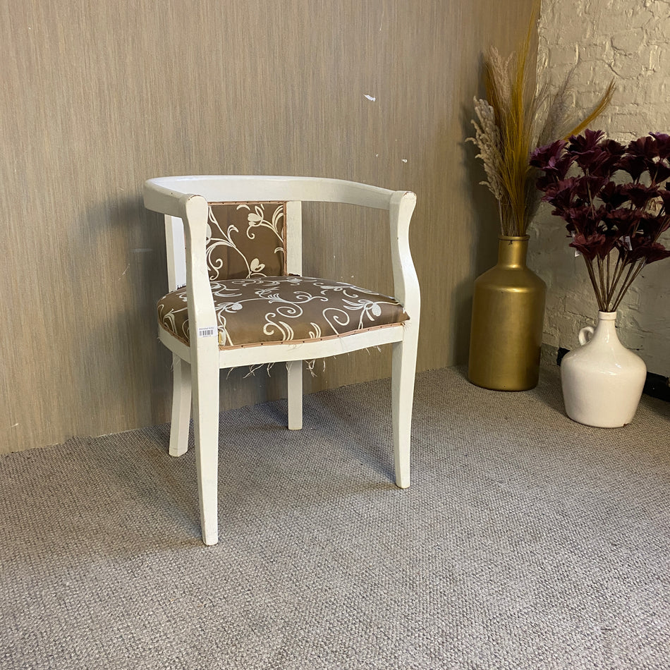 Eleganter weißer Cocktailsessel mit floralem Stoffbezug – stilvoller Retro Sessel gebraucht