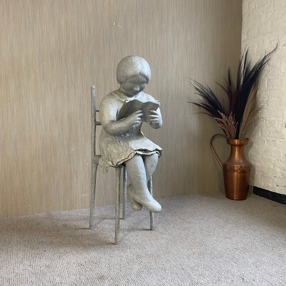 Göbel Renate Pappmaché Skulptur grau Lesendes Mädchen auf Stuhl Kunst