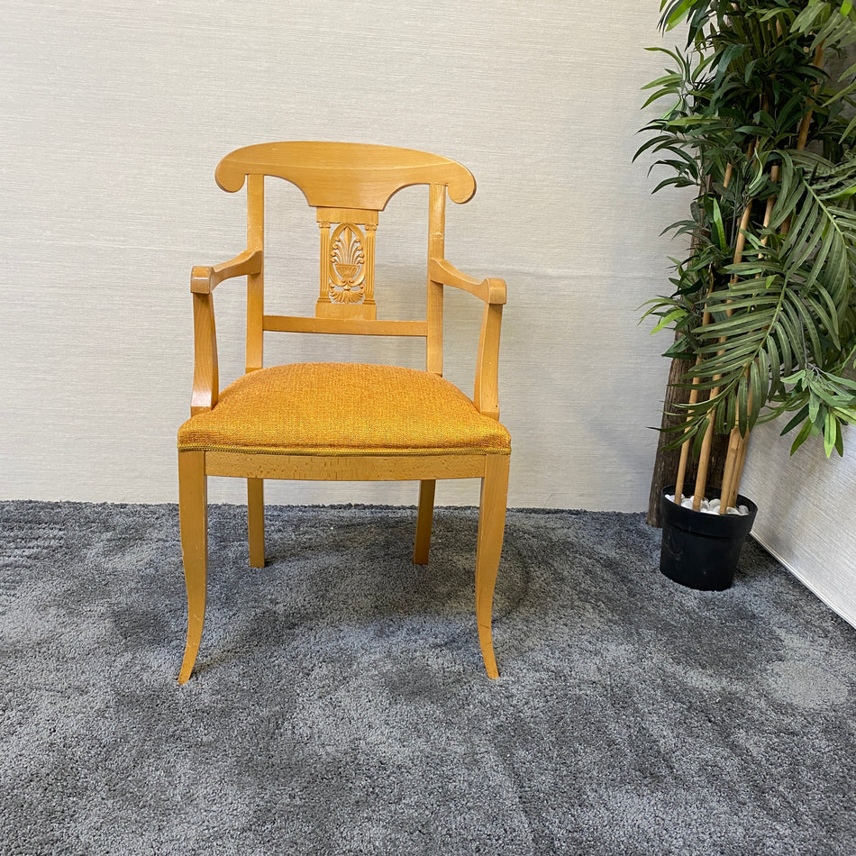 Klassischer Armlehnstuhl aus Holz mit Schnitzerei & Polstersitz in gelb – stabil & dekorativ – gebraucht
