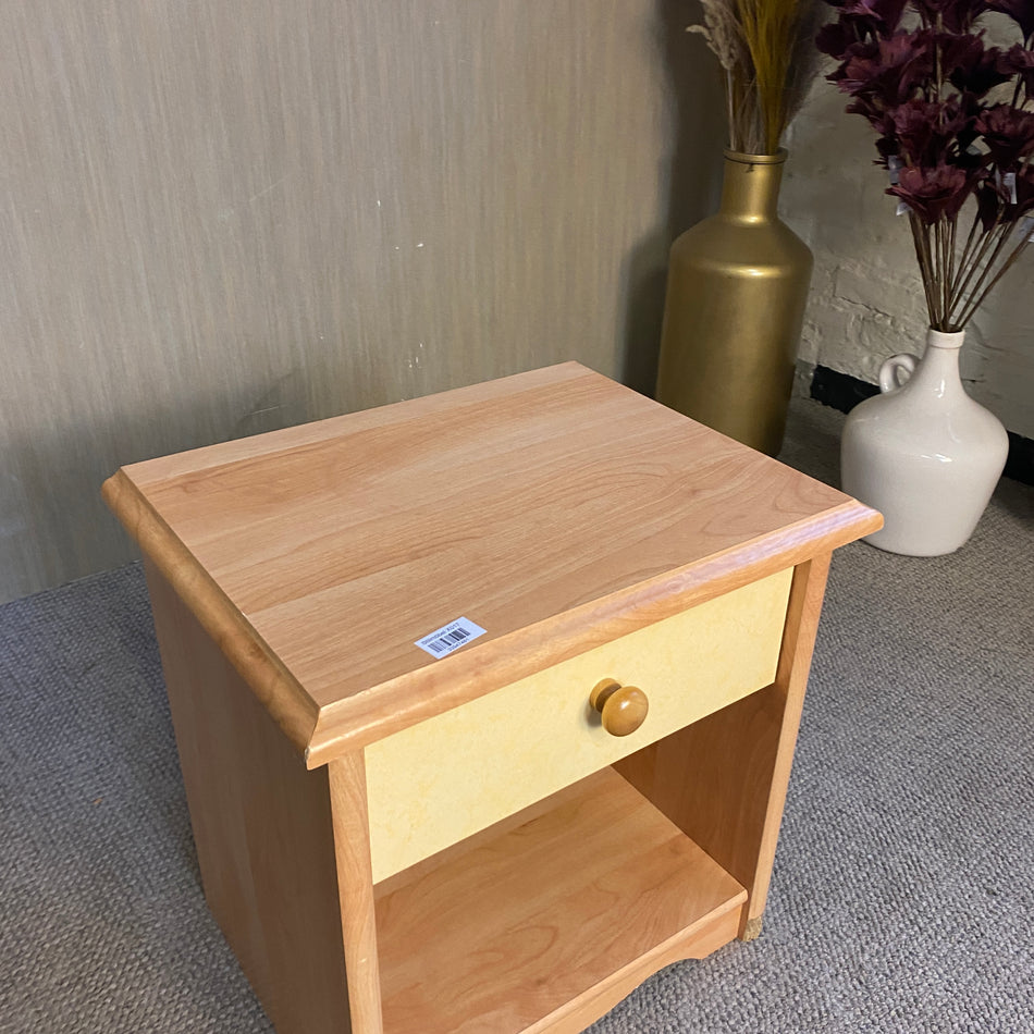 Kompakter Holz-Nachttisch mit Schublade – praktischer Beistell Tisch gebraucht