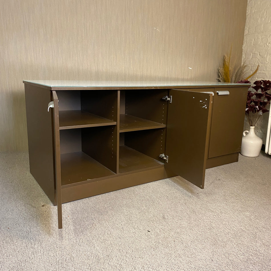 Großer brauner Gastro-Tresen mit weißer Arbeitsplatte und Stauraum – praktische Servicetheke – Theke gebraucht