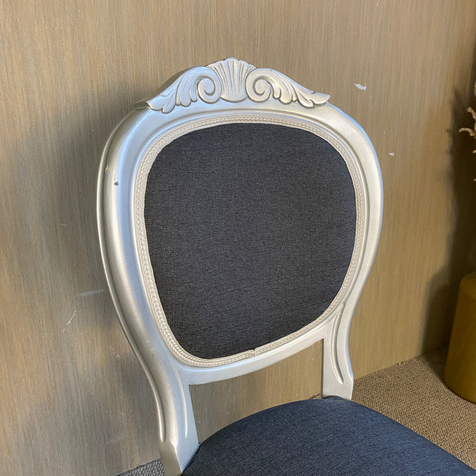Eleganter französischer Stuhl im Barock-Stil mit grauer Polsterung – hochwertiger Holzstuhl  gebraucht