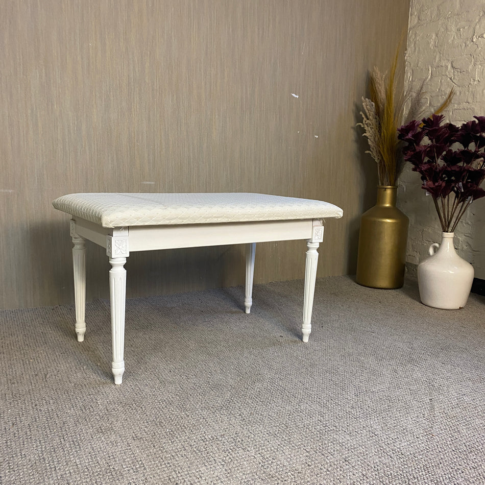 Weiße gepolsterte Sitzbank im klassischen Stil – Bank gebraucht