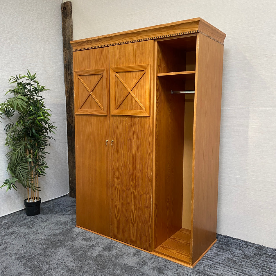 Großer Kleiderschrank R aus Kieferfurnier 3-türiger Schrank mit Kleiderstangen & Fächern gebraucht