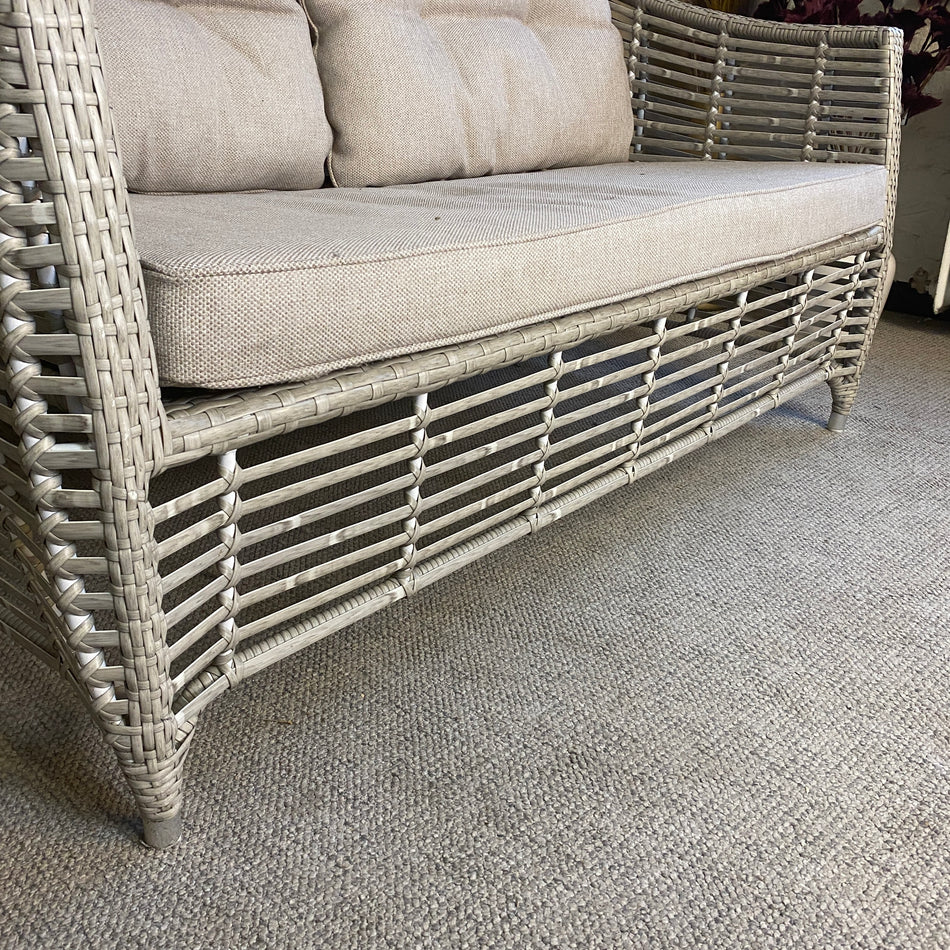 Manifesto Outdoor Rattansofa – 2-Sitzer mit hellen Polstern im Naturlook - Sofa gebraucht