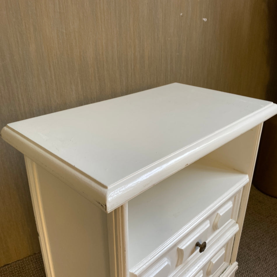 Eleganter weißer Nachttisch im Landhausstil – 2 Schubladen – Holz – dekorative Fräsungen - Tisch gebraucht