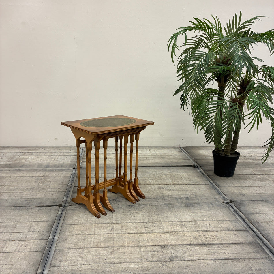 Set Satzstische Nesting Tables Mahagoni Leder Grün Beistelltisch England 20. Jh. Gebraucht