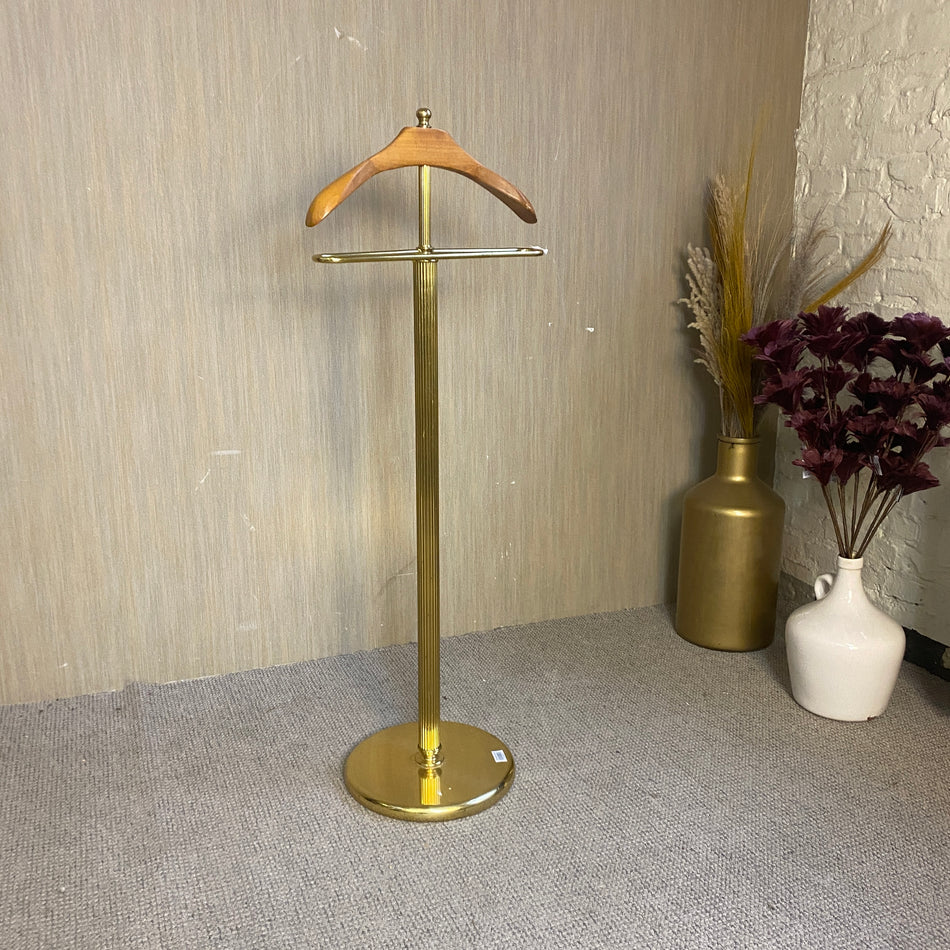 Eleganter goldener Herrendiener / Kleiderständer mit Holzbügel – stilvoller Anziehständer – Ständer gebraucht