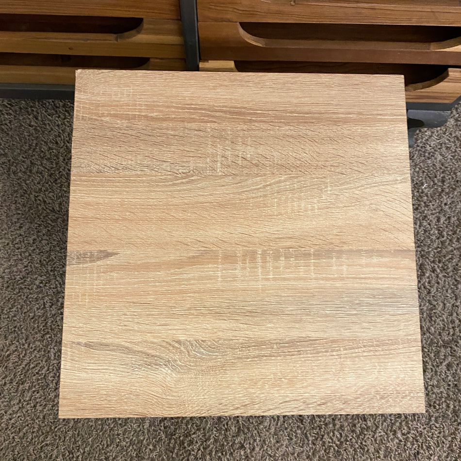 Moderner Beistelltisch aus Sonoma Eiche-Dekor mit Metallfuß – stilvoller Wohnzimmer-Tisch