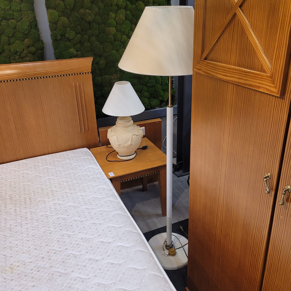 Komplettes Hotelzimmer mit Bett 160x200 Schreibtisch Kleiderschrank links offen