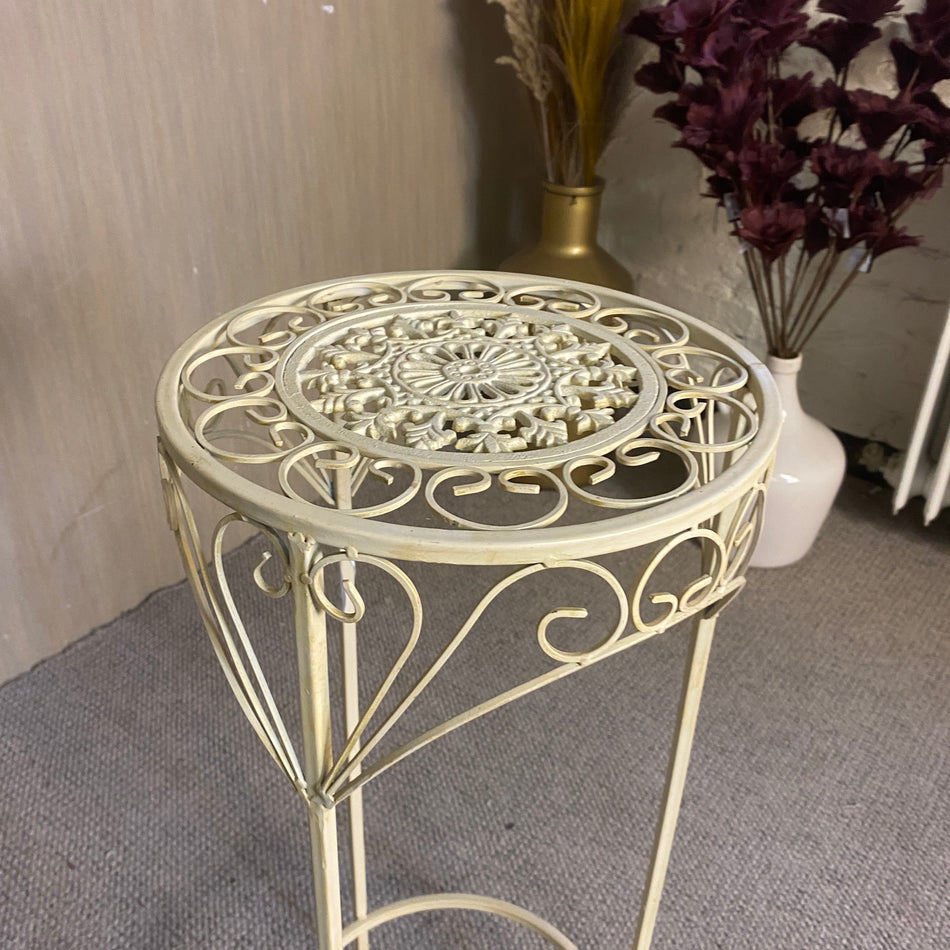 Verspielter Pflanzentisch aus Metall im Vintage Stil – dekorativer Blumen Tisch gebraucht