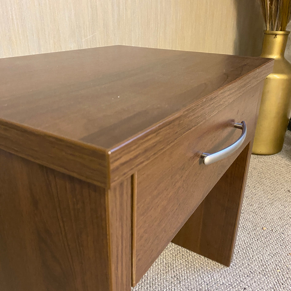 Moderner Nachttisch aus Holz mit Schublade – kompakter Beistelltisch in Walnussoptik gebraucht