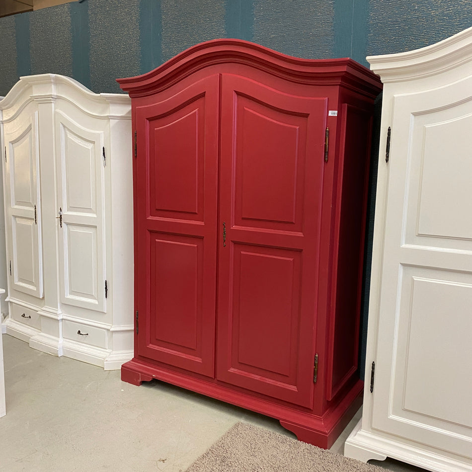 Roter Landhaus-Kleiderschrank im barocken Stil mit geschwungenem Kranz – dekorativer Holzschrank – Schrank gebraucht