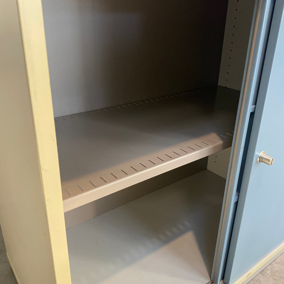 Kleiner Büroschrank mit Tür – Schrank gebraucht