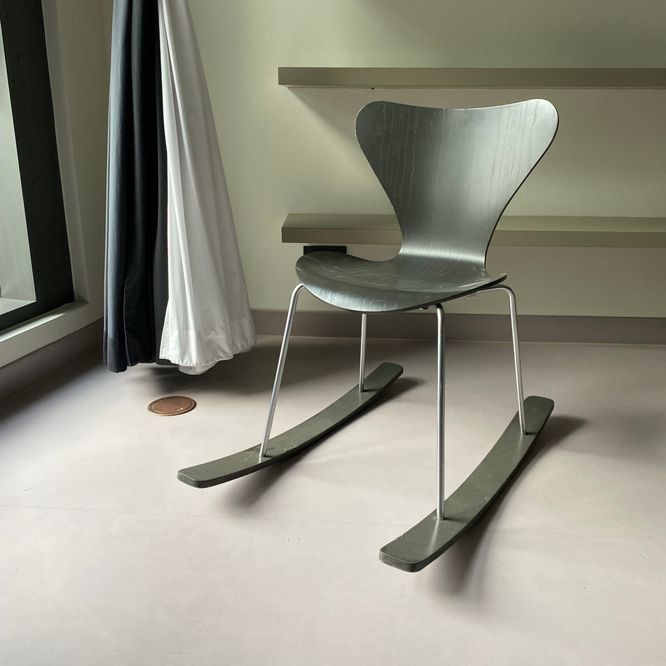 Fritz Hansen Serie 7 3107 Schaukelstuhl gebraucht grau Holz Stuhl