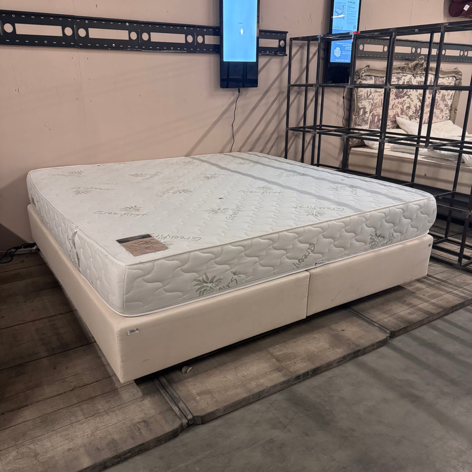 Luxuriöses Boxspringbett creme 200x200 5-Sterne Schlosshotel