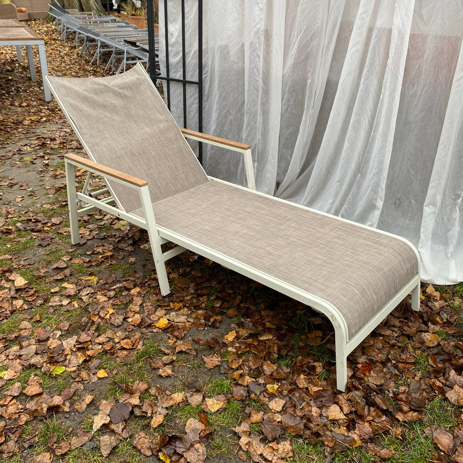 Gartenliege Aluminium in Weiß/Braun mit Textilene & Holzarmlehnen – verstellbare Outdoor Liege – gebraucht