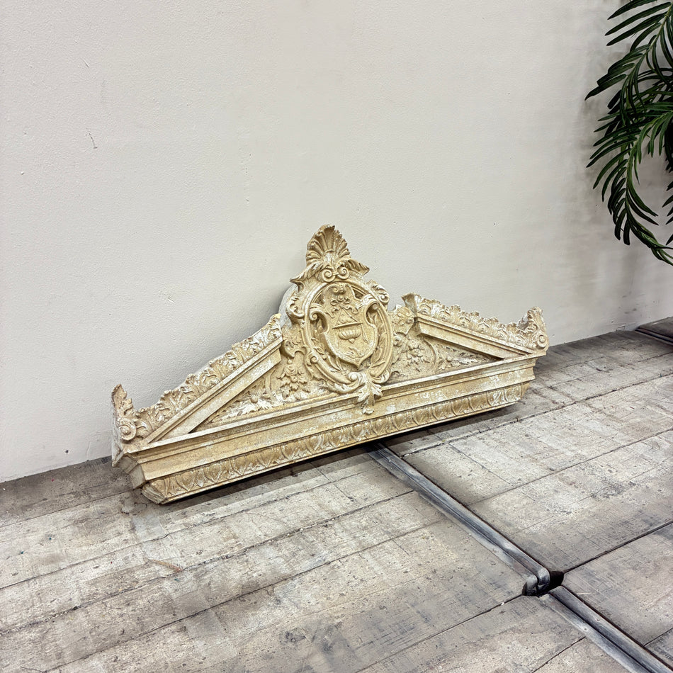 Dreiecksgiebel Ofenkrone Pediment Terracotta Antik Wandrelief Wappen um 1900 Vintage