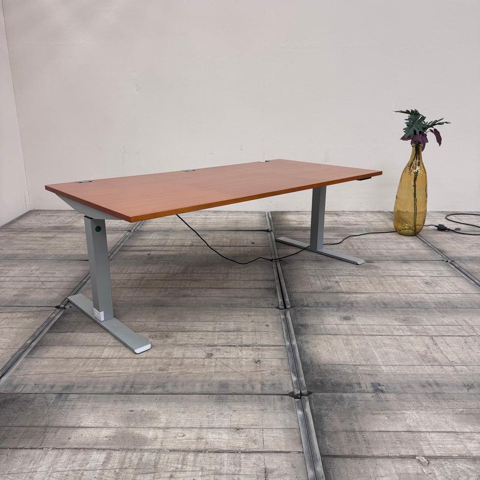 Elektrisch höhenverstellbarer Planmöbel Schreibtisch Holzfurnier Büro Tisch gebraucht