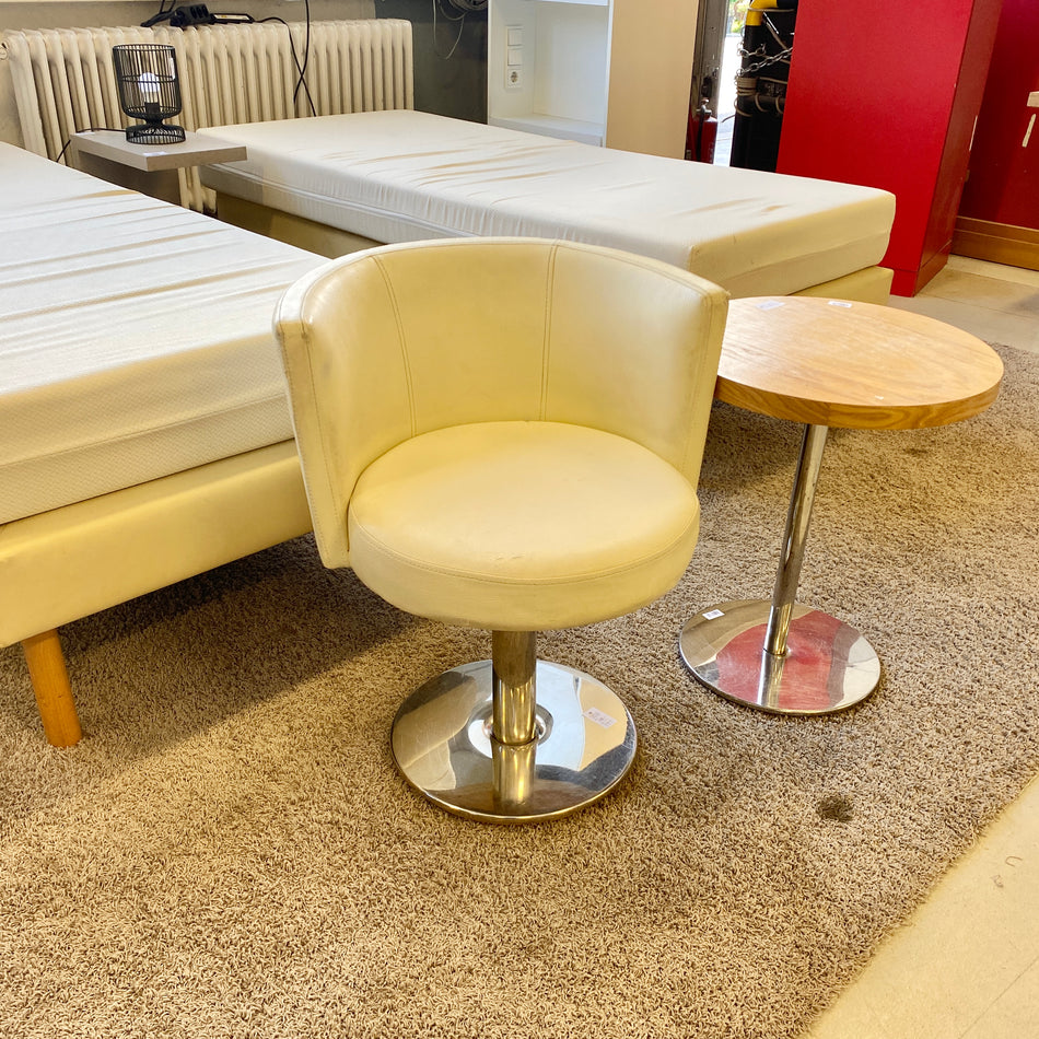 Komplettzimmer mit Einzelbetten Schrank weiß Tisch Lampe Hotelzimmer