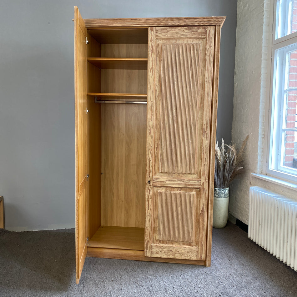 Schrank Vollholz 2-türig mit Garderobenstange
