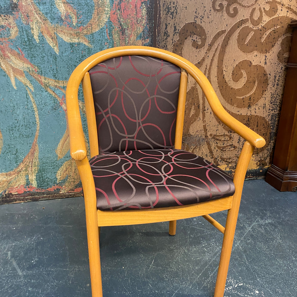 Holz-Armlehnstuhl mit gemustertem Polster – eleganter Esszimmer Stuhl gebraucht