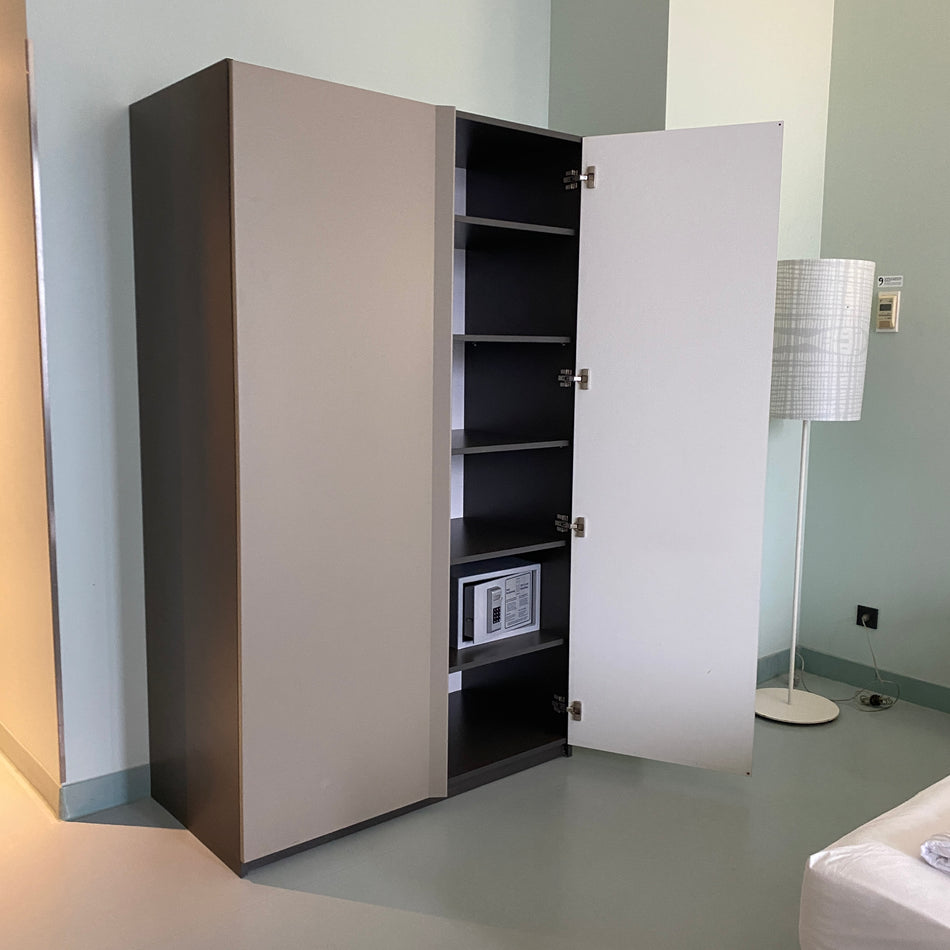 Kleiderschrank gebraucht grau weiß 2-türig Garderobentange Fächer 200cm