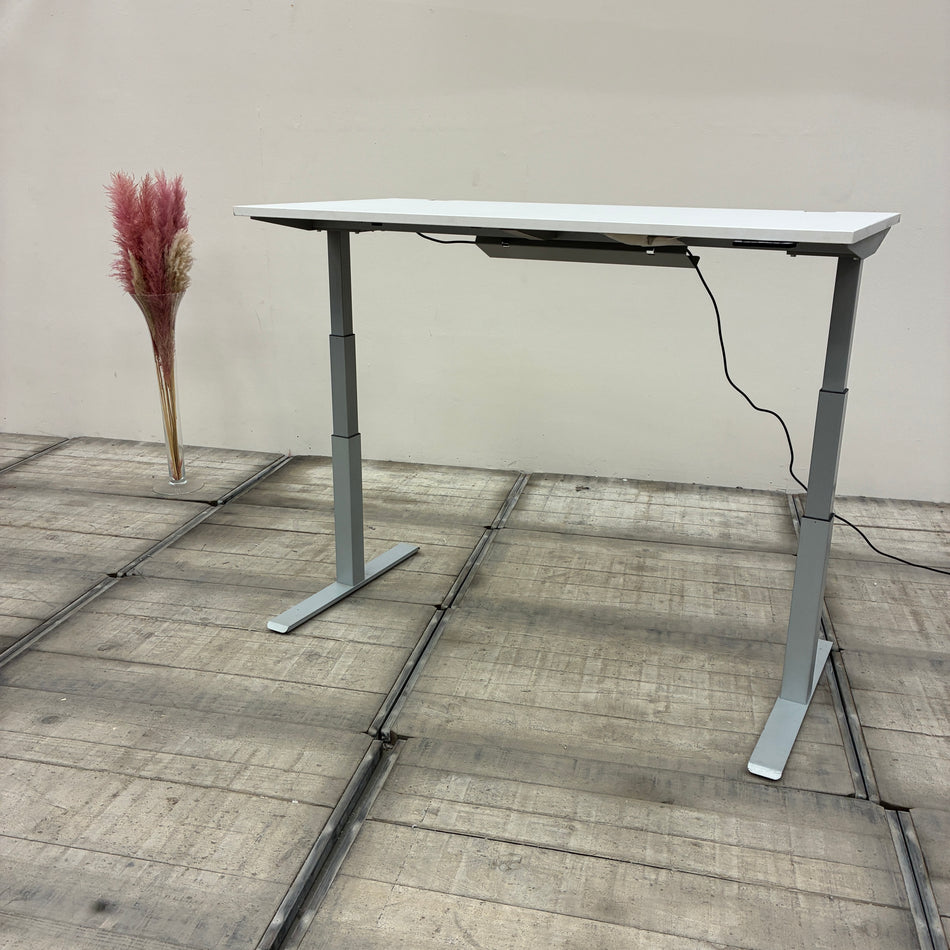 Elektrisch höhenverstellbarer Planmöbel Schreibtisch Weiß Büro Tisch gebraucht