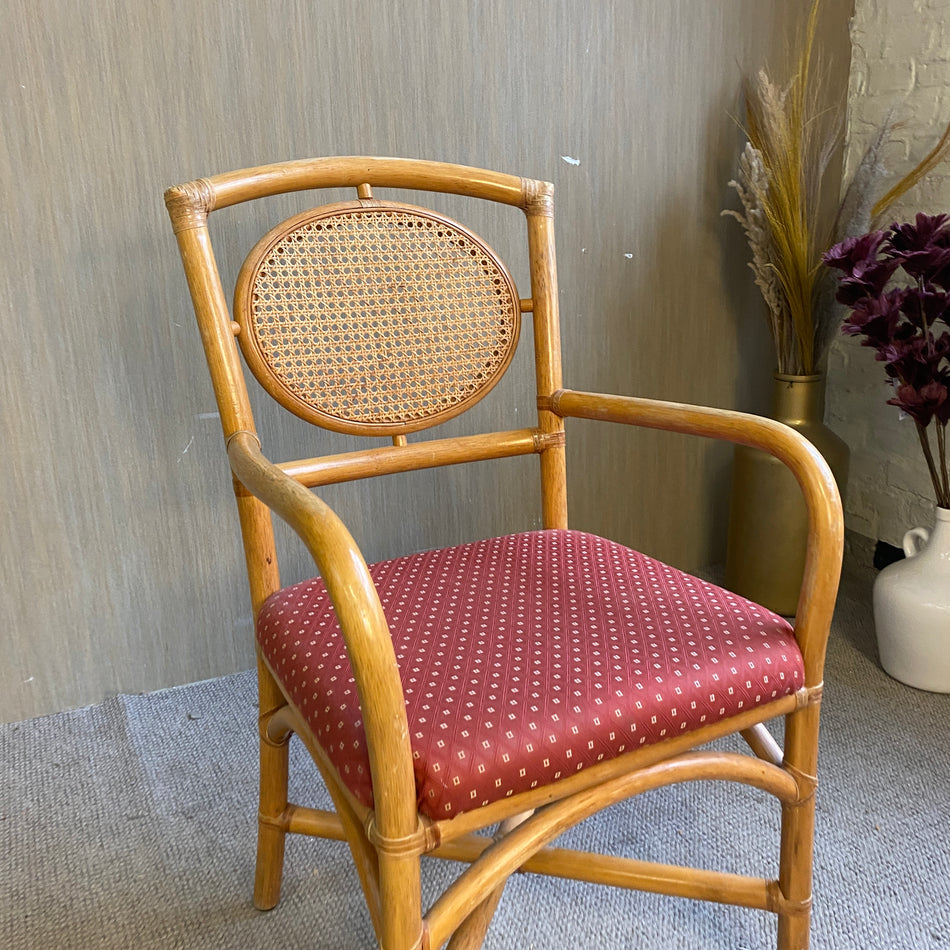 Rattan Armlehnstuhl mit Geflecht & rotem Polstersitz – gemütlicher Vintage Korbstuhl aus Naturmaterial Stuhl gebraucht