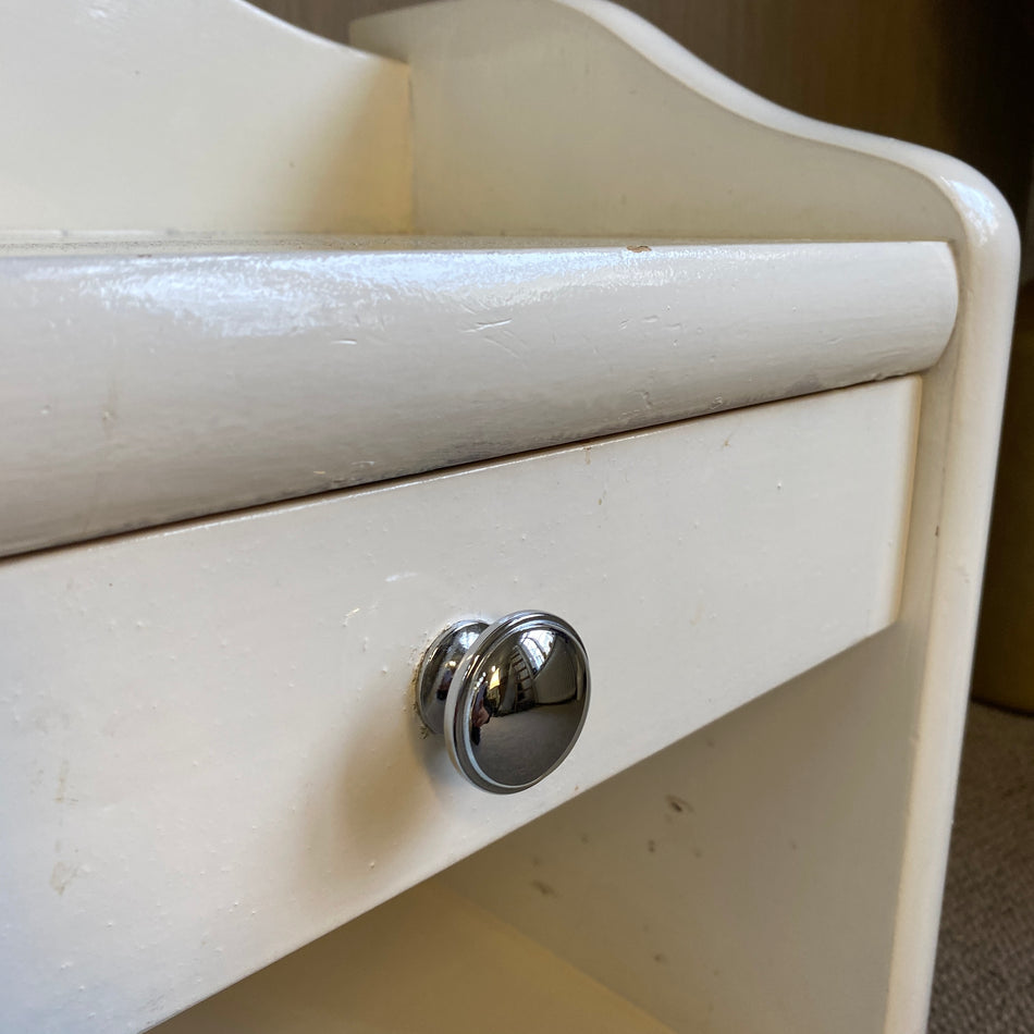 Weißer Nachttisch mit Schublade & Ablagefach – klassisches Holzdesign – Tisch gebraucht