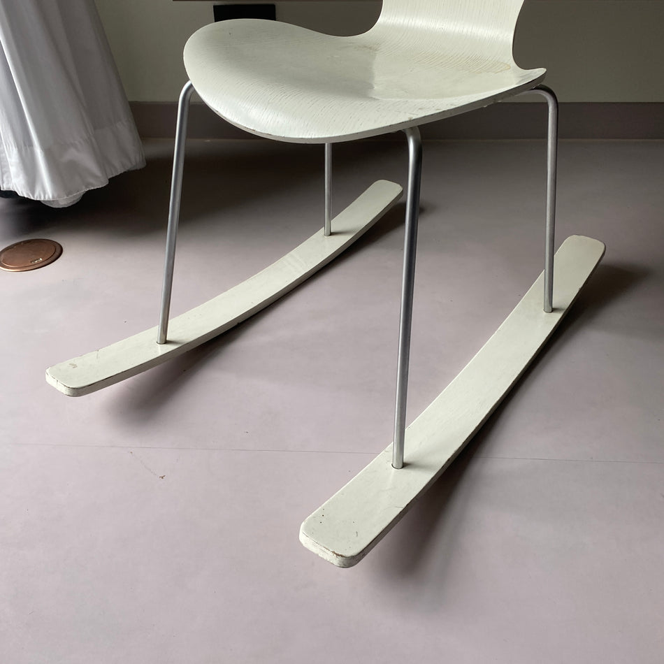 Fritz Hansen Serie 7 3107 Schaukelstuhl gebraucht weiß Holz