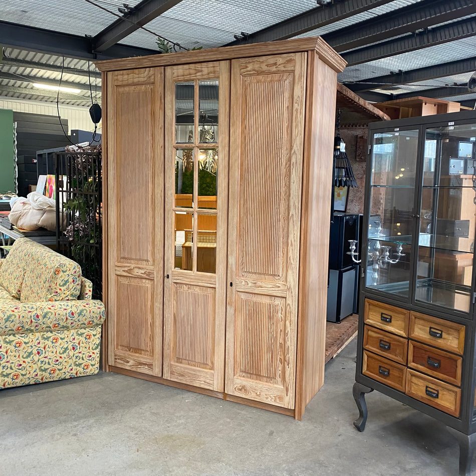 Schrank Vollholz 3 -türig mit Garderobenstange