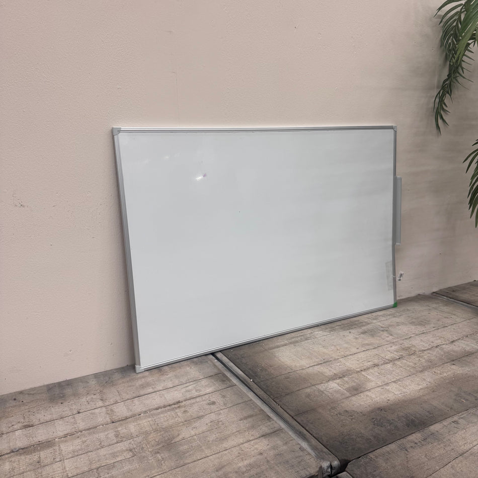 Whiteboard 80x120 Schreibtafel Weiß Metallrahmen Magnetisch Bürobedarf Gebraucht